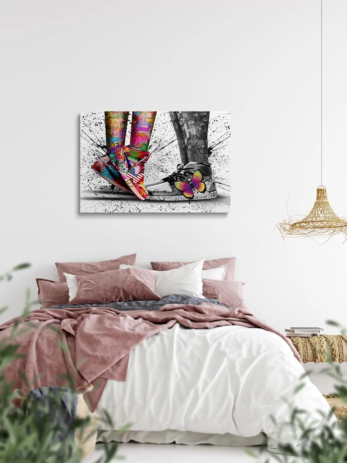 Black white graffiti Banksy style sneakers canvas wall painting ready to hang 12 "x16 abstract multi-element children's gifts bedroom kitchen mural directly hanging framed home decoration painting