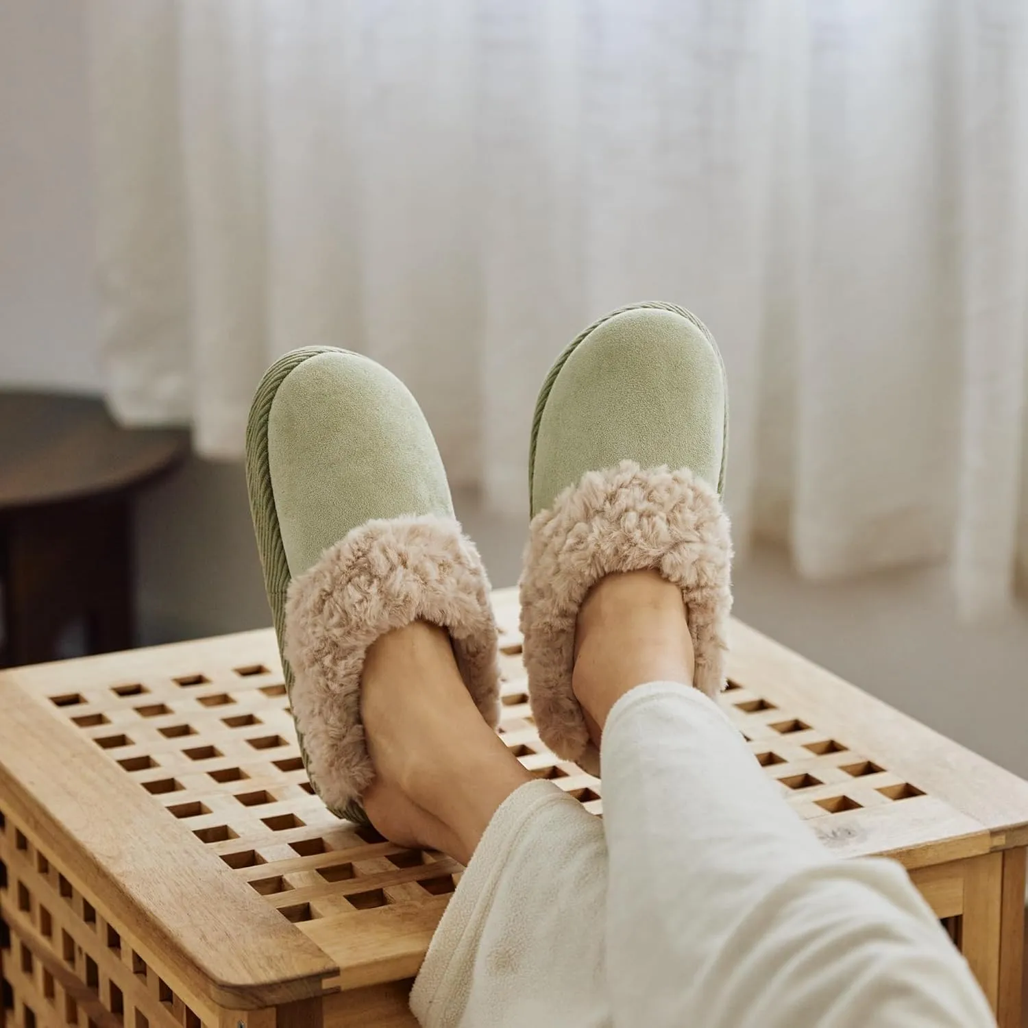 Chantomoo Slippers for Women Memory Foam House Shoes Faux Suede Upper Rubber Sole Faux Fur Lining Warm Comfy Indoor Fuzzy