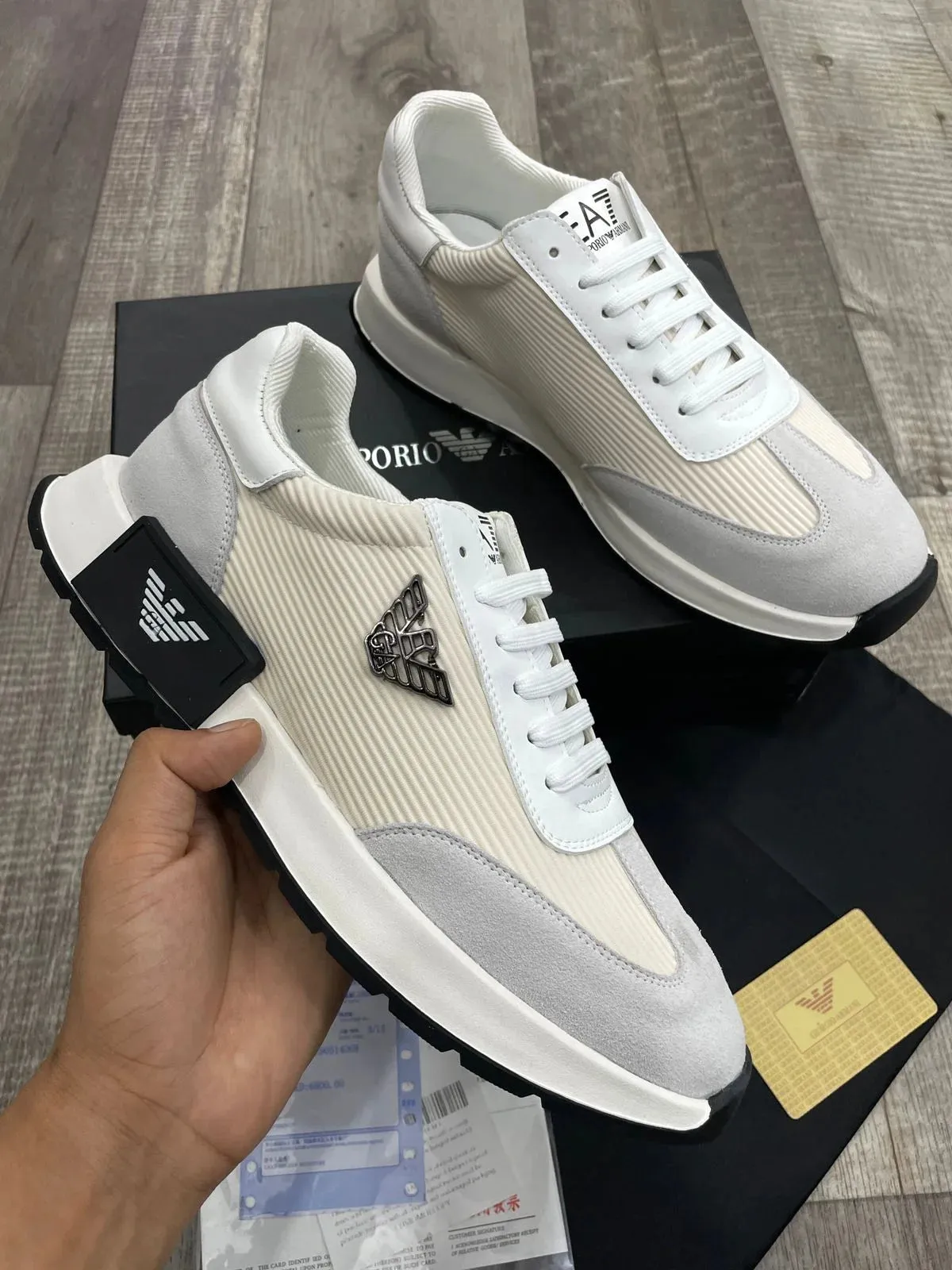 EMP*RIO ARM*NI || Men,s Training Contrast Metal Logo Sneakers