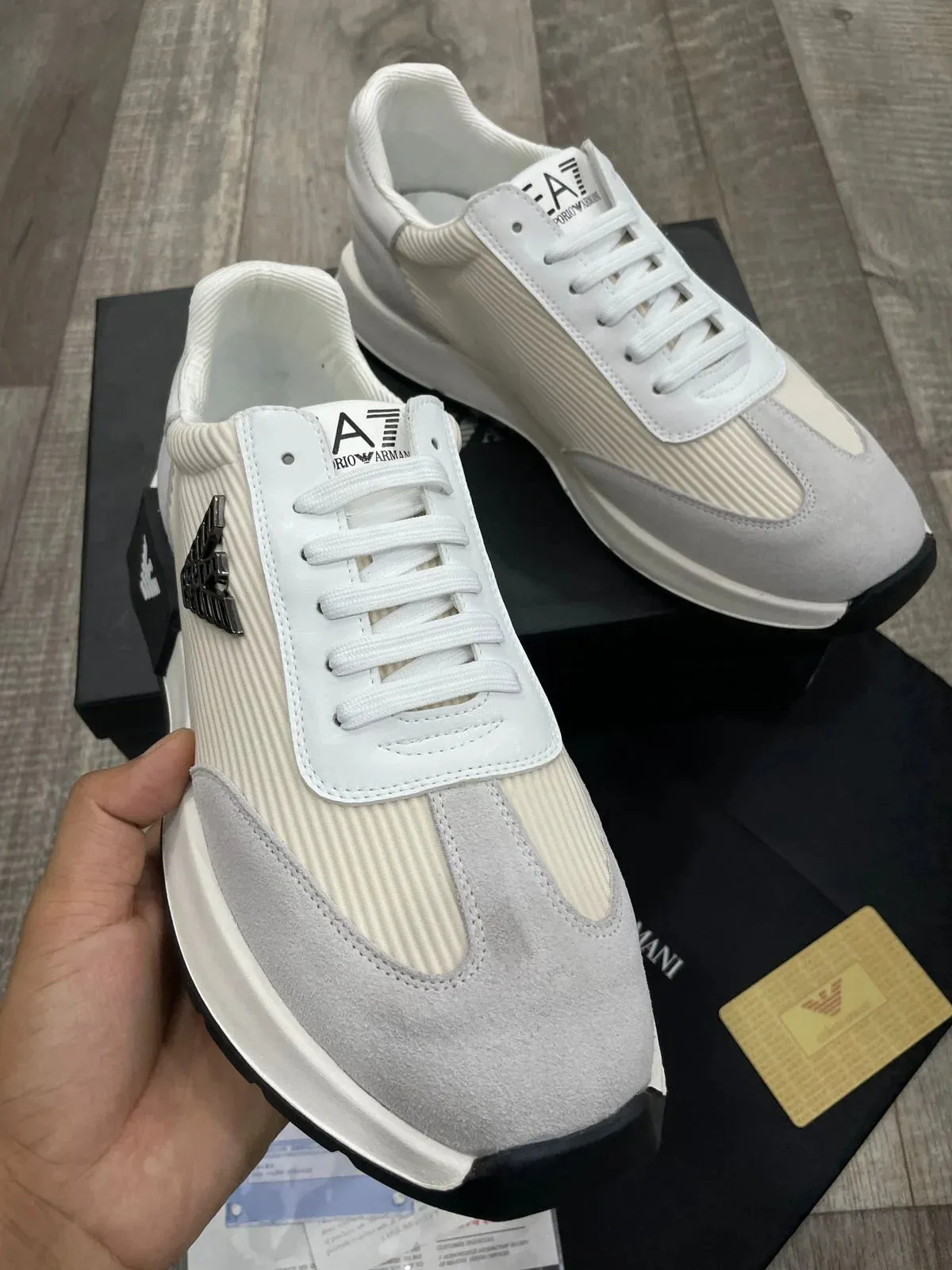 EMP*RIO ARM*NI || Men,s Training Contrast Metal Logo Sneakers