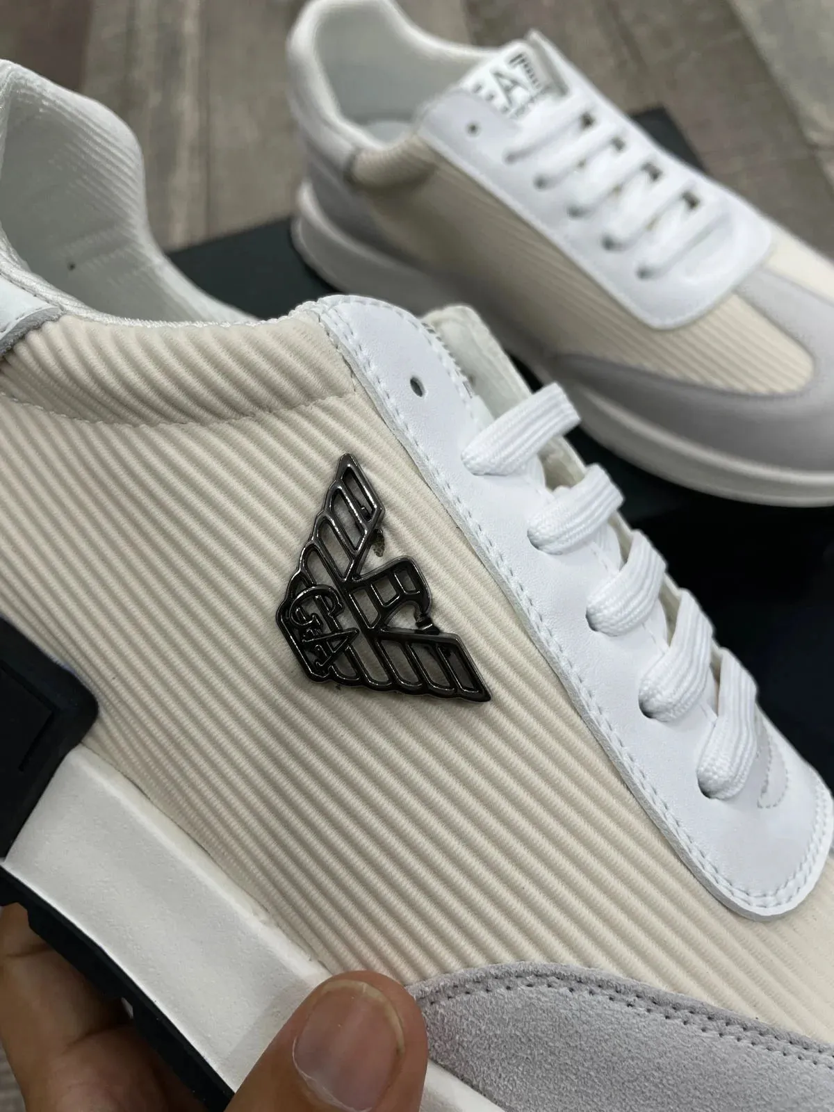 EMP*RIO ARM*NI || Men,s Training Contrast Metal Logo Sneakers