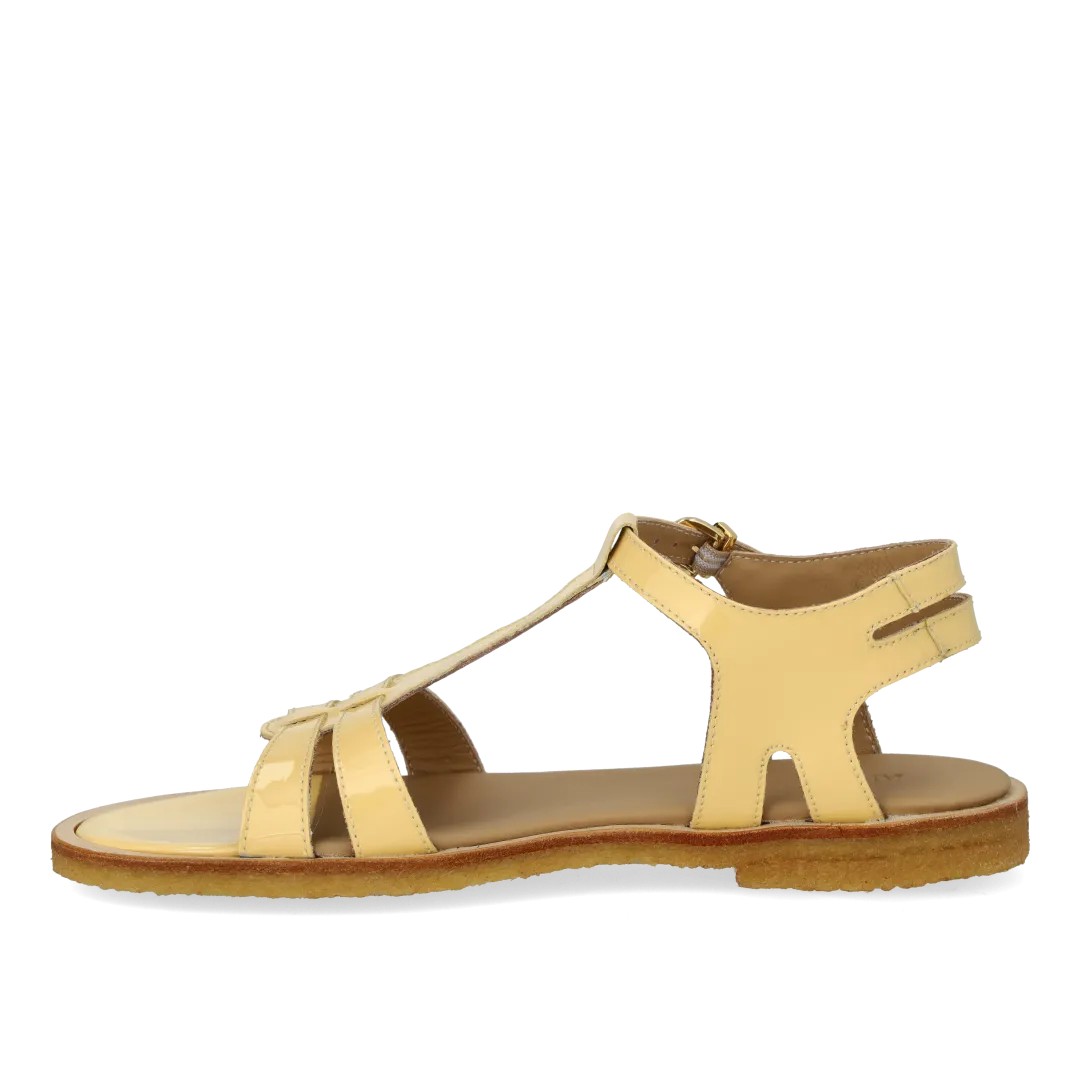 Feminine sandal with strap design