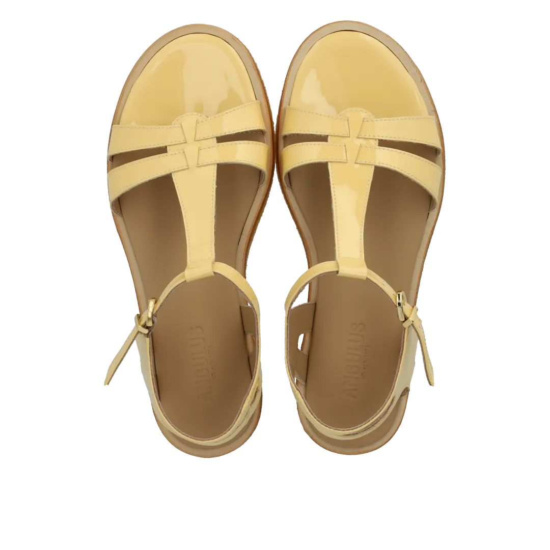 Feminine sandal with strap design