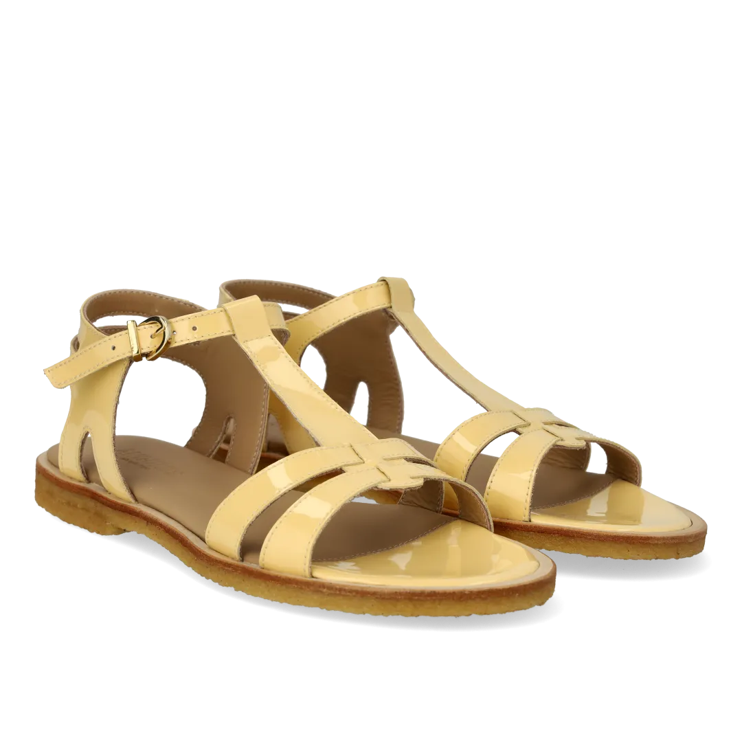 Feminine sandal with strap design