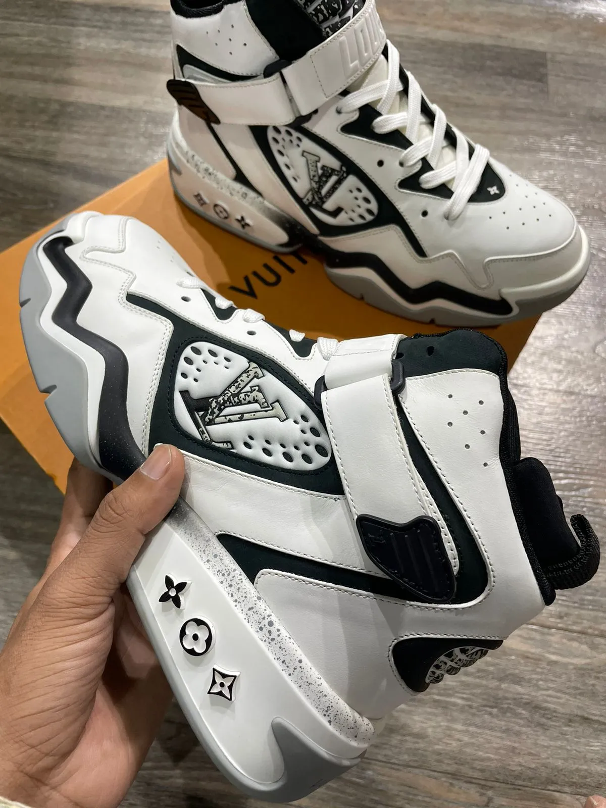 LOUIS VUITTON || Calfskin Mens LV Trainer 2 Sneaker White