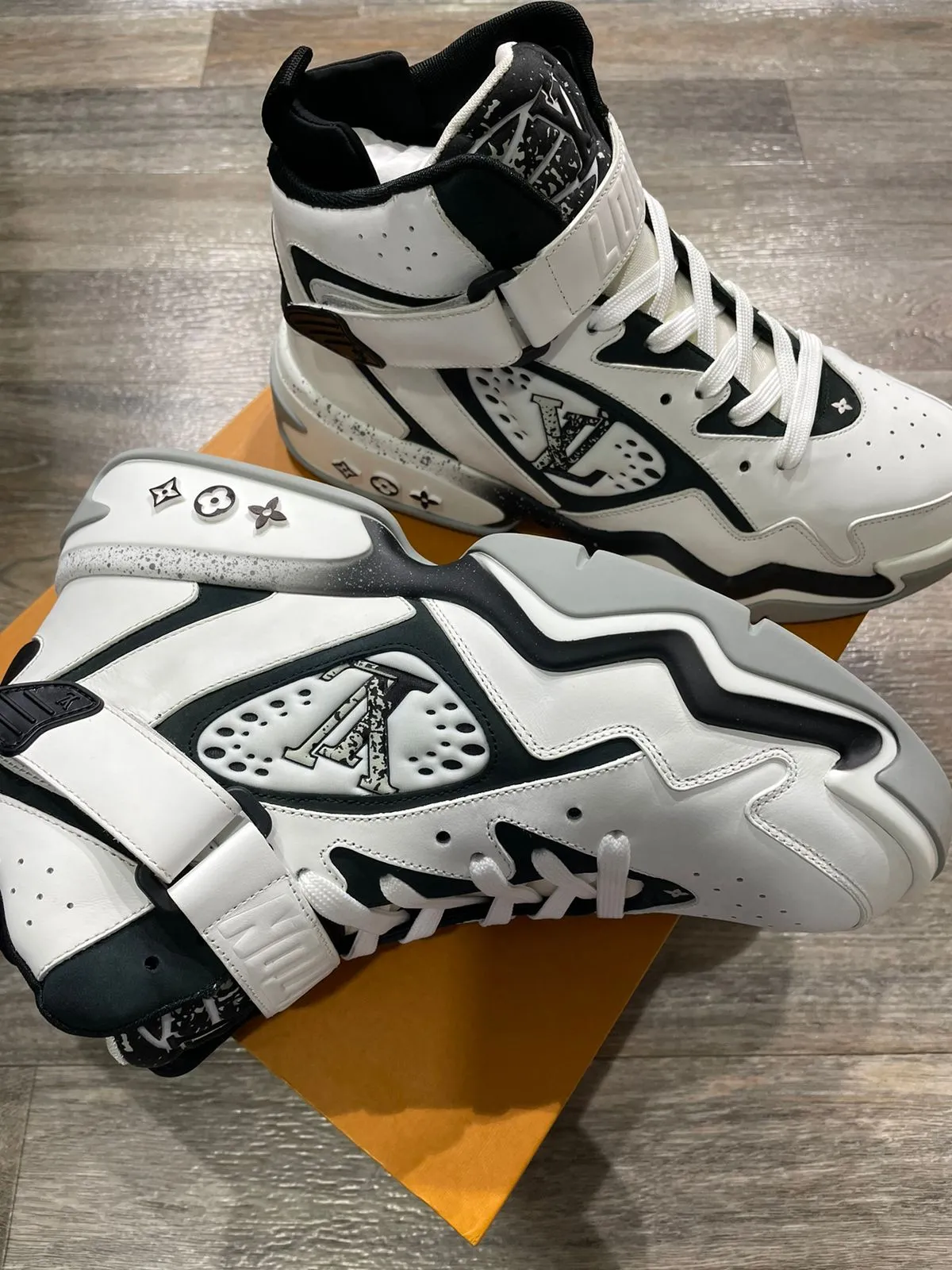 LOUIS VUITTON || Calfskin Mens LV Trainer 2 Sneaker White