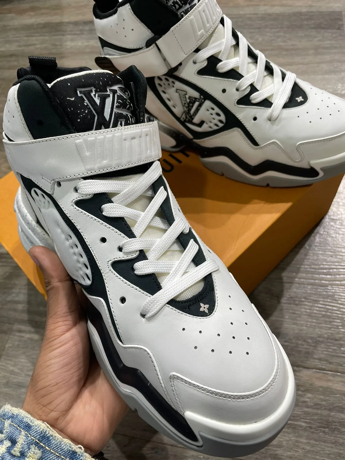 LOUIS VUITTON || Calfskin Mens LV Trainer 2 Sneaker White