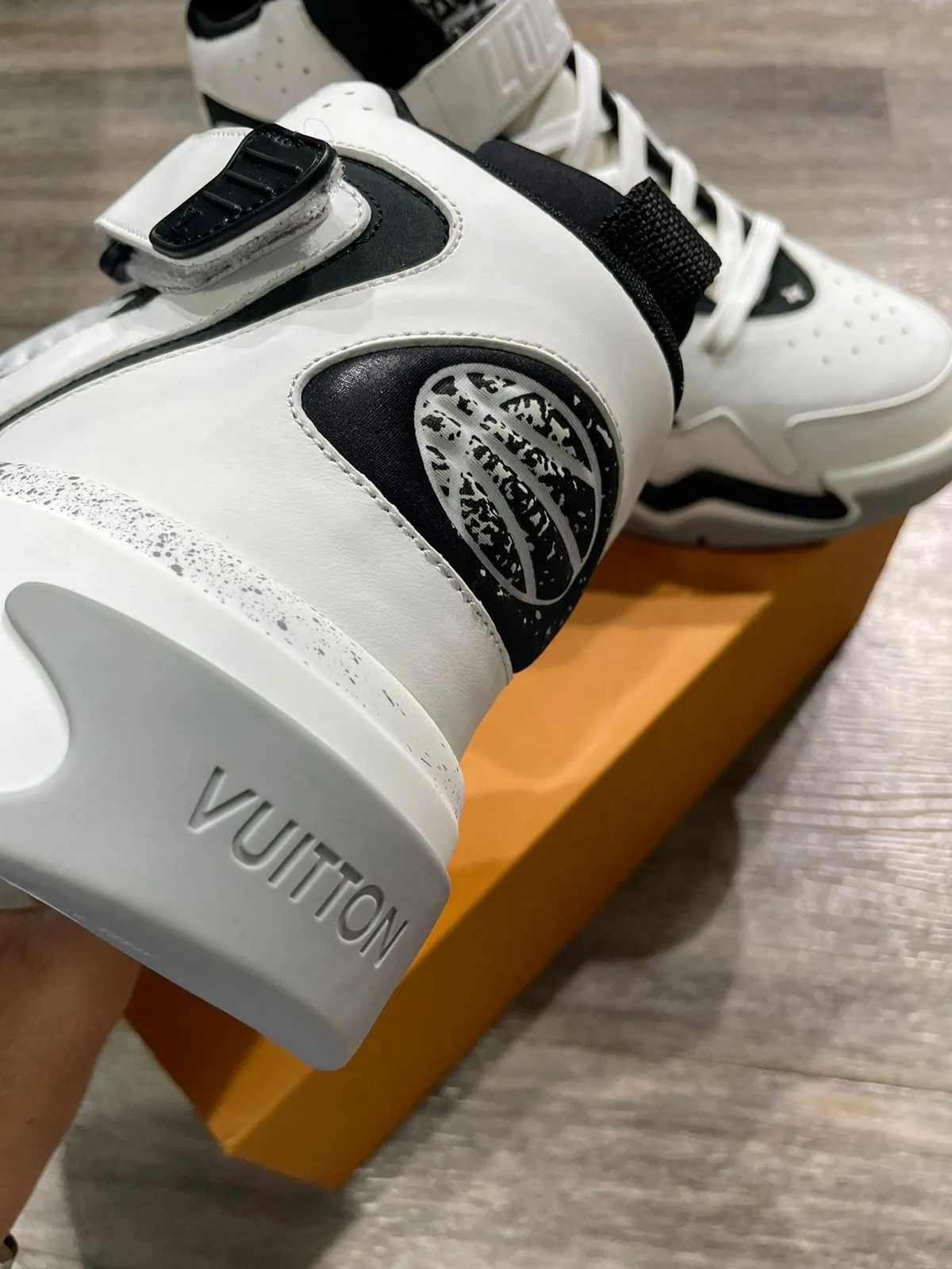 LOUIS VUITTON || Calfskin Mens LV Trainer 2 Sneaker White