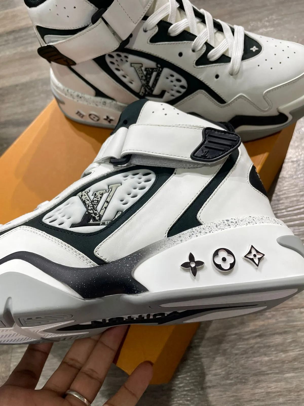 LOUIS VUITTON || Calfskin Mens LV Trainer 2 Sneaker White