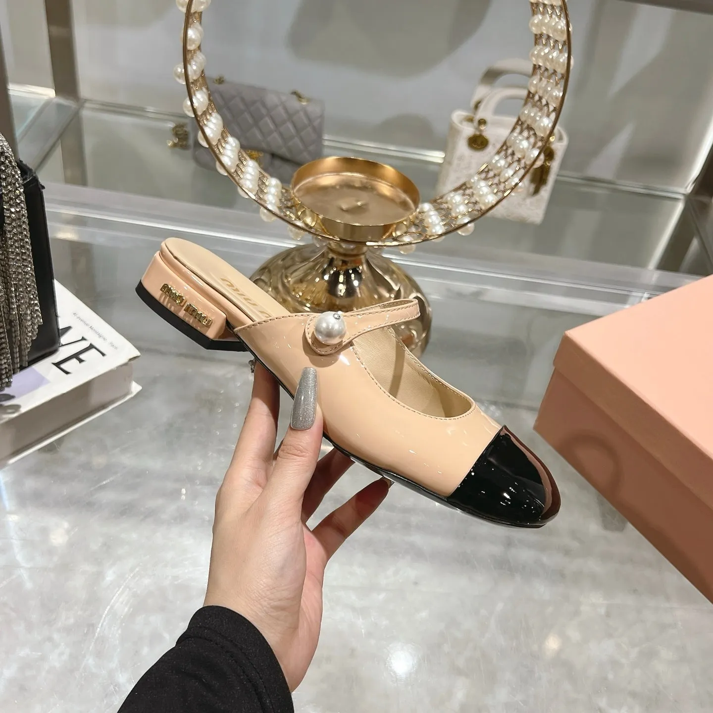 Miu 25C Flat Mule Cream Patent Leather 235308